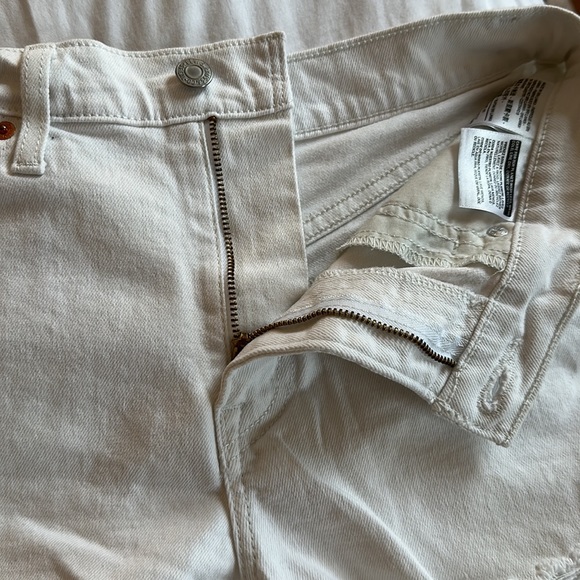 white high rise Levi shorts - Picture 6 of 6